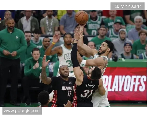 热火与凯尔特人激战正酣1月22日篮球盛宴引发球迷热情高涨